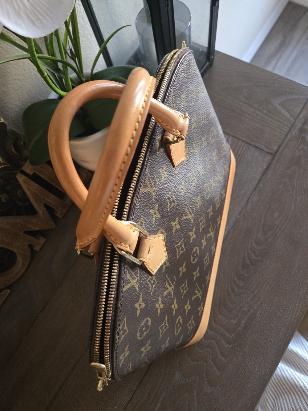 Authentic Louis Vuitton Monogram Alma Handbag in Brown/Tan - Picture 4 of 16